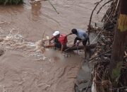 Mayat Pria Tanpa Kelamin Mengambang di Sungai Ciwulan