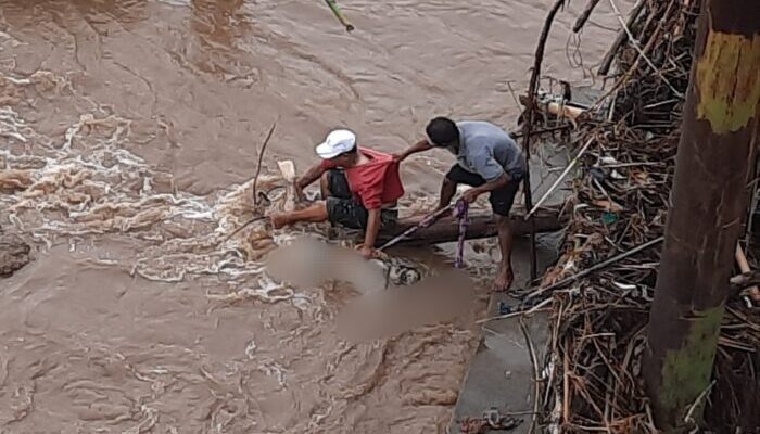 Mayat Pria Tanpa Kelamin Mengambang di Sungai Ciwulan