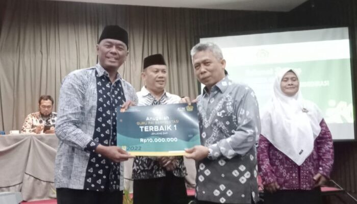 Ilam Maolani Raih Terbaik 1 Guru PAI SMP Berprestasi Tingkat Nasional