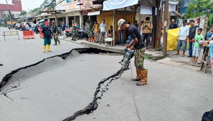 Perbaikan Jalan Cibolerang yang Ambles Dipercepat