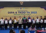 Pj Bupati Maybrat bersama Kepala Daerah di Papua Barat Terima DIPA dan TKDD 2023