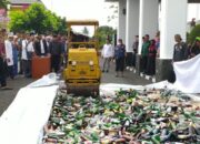 Tiga Titik Dapat 2.387 Botol Miras, Dimusnahkan di Halaman Balai Kota