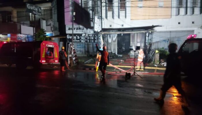 Isi Sebuah Toko di Jalan Perintis Kemerdekaan Ludes Dilalap Si Jago Merah