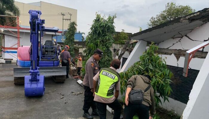 Benteng SPBU Rancabango Roboh, Dua Rumah Terdampak