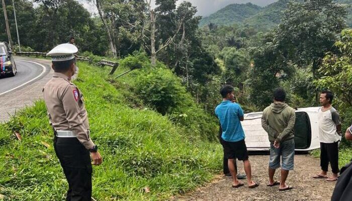 Sebuah Mobil ‘Labas’ di Lingkar Gentong