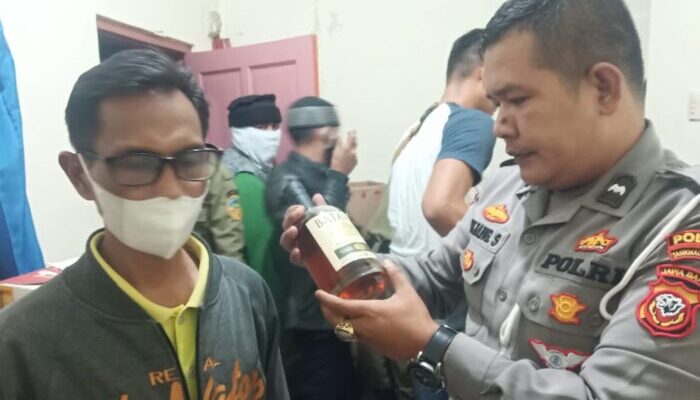 Satpol PP dan Ormas Islam Temukan Kamar Kosan Simpan 973 Botol Miras