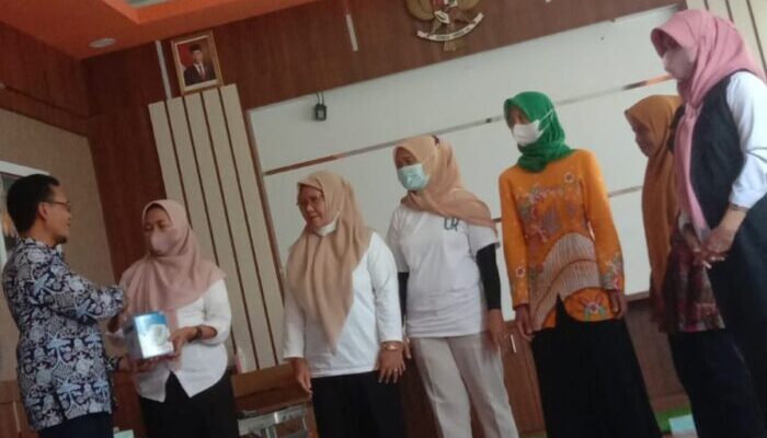 Pantau Hipertensi, Kader Posyandu Dapat Bantuan Tensimeter Digital