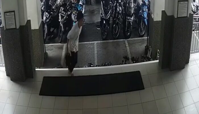 Pencurian Dua Pasang Sepatu di Masjid Agung Tasik Terekam CCTV
