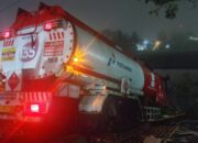 Di Jalan Mashudi, Truk BBM Pertamina Nyungsep ke Sawah