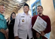Kang Uu Datangi Penerima Bantuan CSR Jabar Caang di Cilembu Sumedang