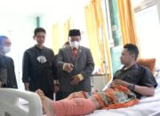 Kang Uu Jenguk Pengemudi Ojek Online yang Patah Tulang Kaki di Garut