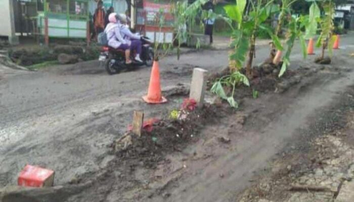 Ada Makam di Tengah Jalan, Ternyata Aksi Protes Warga Terdampak Tol Cisumdawu