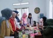 Ibu-ibu Anggota Persit Kartika Chandra Kirana Dilatih Kerajinan Tangan