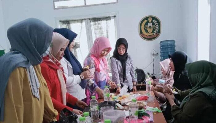 Ibu-ibu Anggota Persit Kartika Chandra Kirana Dilatih Kerajinan Tangan