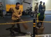 Tahun Baruan Berdoa di Masjid Agung, Lalu ‘Gas’ Bersihkan Sampah