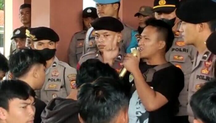 Massa Aksi Tolak Dialog Tanpa Kadis Kesehatan