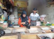 Beras Mahal, Banyak Warga Hanya Mampu Beli Satu Kilo