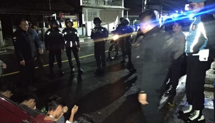 Saat Razia, Polisi Hampir Tertabrak Mobil