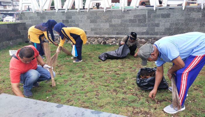Lagi Bersih-bersih Alun-alun Singaparna Malah Dikira Petugas Kebersihan