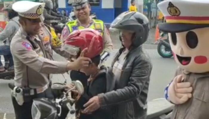 Cegah Kecelakaan, Polres Tasikmalaya Bagikan Helm