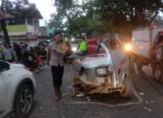 CIANJUR: Minibus Ringsek Kecelakaan di Ciodeng
