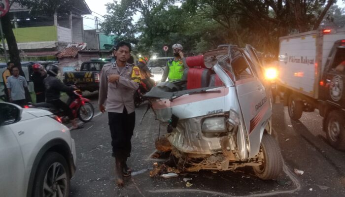 CIANJUR: Minibus Ringsek Kecelakaan di Ciodeng