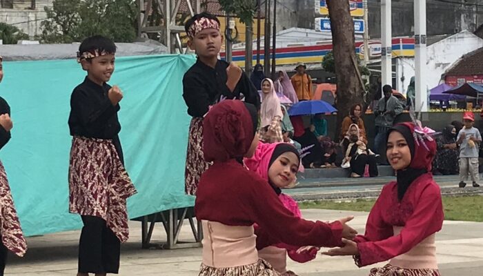 Anak SLB Aisyiyah Menari di Taman Alun-alun Singaparna