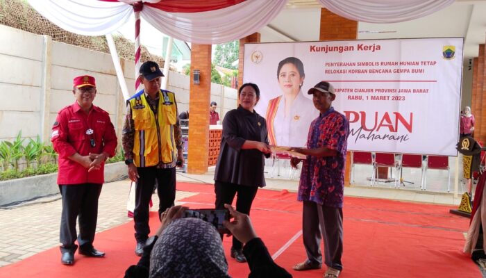 CIANJUR: Puan Maharani Serahkan Kunci Rumah Relokasi Korban Bencana