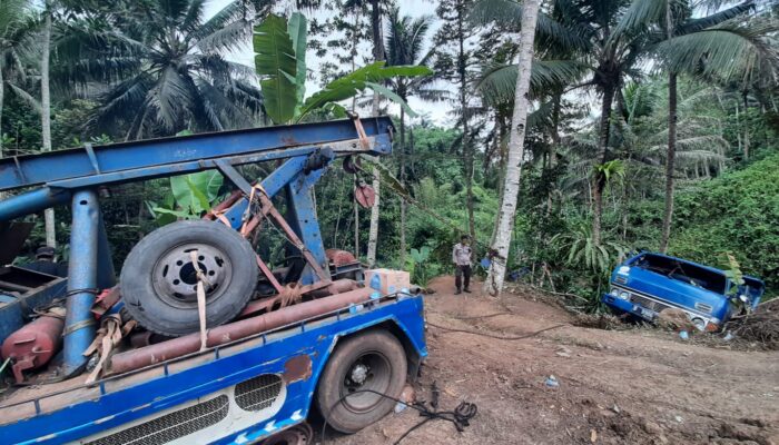 Truk Pengangkut Kabel Asal Jakarta Terguling ke Jurang