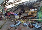 Truk Nyelonong di Jalan Mohat, Warung Mie Ayam dan Los Tukang Cukur Rusak