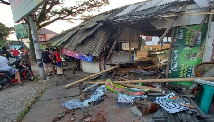 Truk Nyelonong di Jalan Mohat, Warung Mie Ayam dan Los Tukang Cukur Rusak