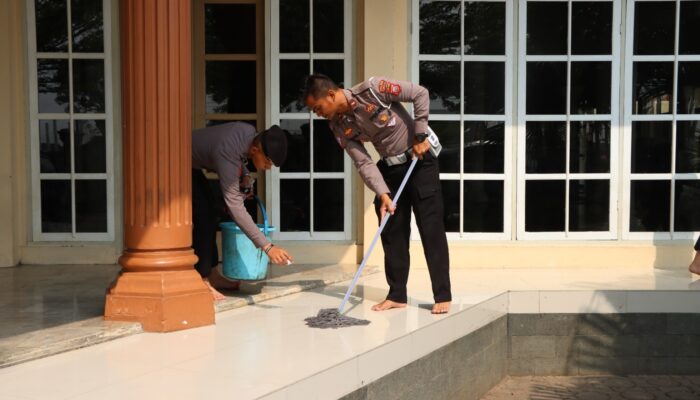 Sambut Ramadan, Polres Tasik Gotong Royong Bersihkan Masjid