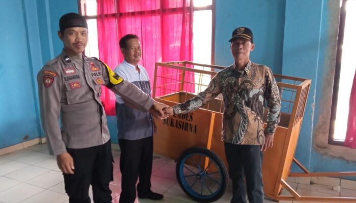 15 Unit Gerobak Sampah Disalurkan Pemdes Sukasirna ke Warga