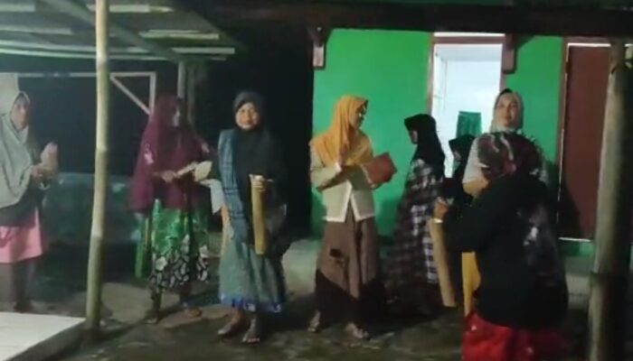 Emak-Emak yang Keliling Bangunkan Tetangga Buat Sahur