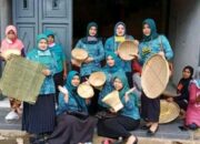 Kader PKK di Cipanas Sumedang, Geliatkan Ekonomi Kreatif Desa melalui Kerajinan Anyaman Bambu