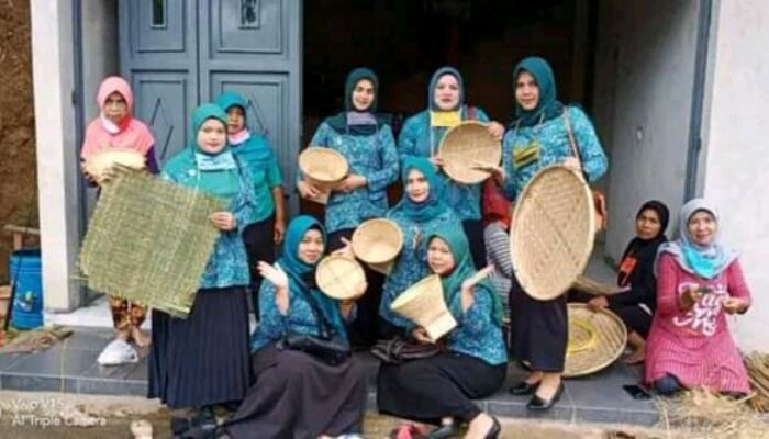 Kader PKK di Cipanas Sumedang, Geliatkan Ekonomi Kreatif Desa melalui Kerajinan Anyaman Bambu