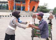 RAMADAN: Polwan di Sumedang Bagikan Paket Takjil Gratis