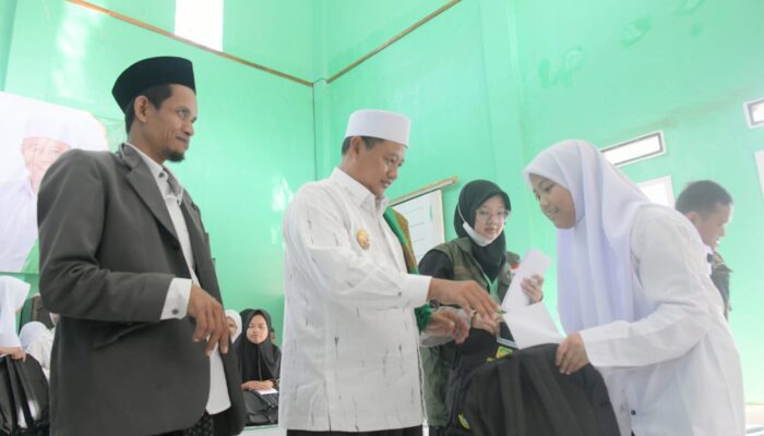 Datangi Garut, Wagub Jabar Disambut Santri Pesantren Sirojul Huda
