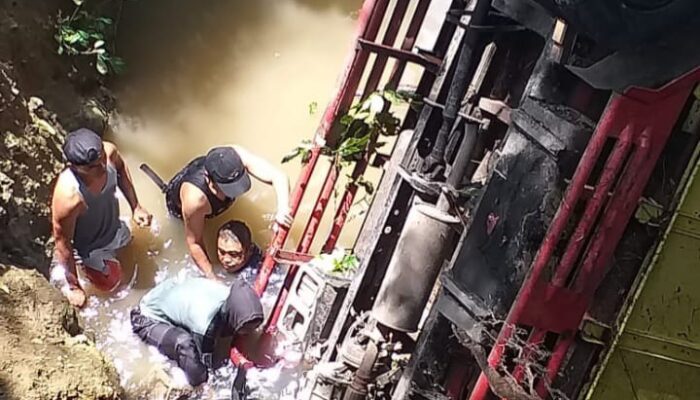 Truk Masuk Jurang, Sopir Tewas Terjepit Kemudi