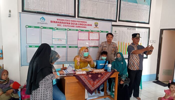 SUMEDANG: Bhabinkamtibmas Pantau Vaksinasi Polio di Linggajaya Cisitu