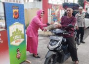 CIANJUR: Kapolsek Sukaluyu Bersama Bhayangkari Bagikan Takjil Buka Puasa