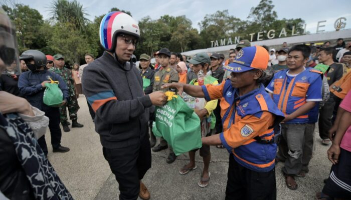BUBOS 7: Warga Tak Mampu Diberi Rantang Makanan
