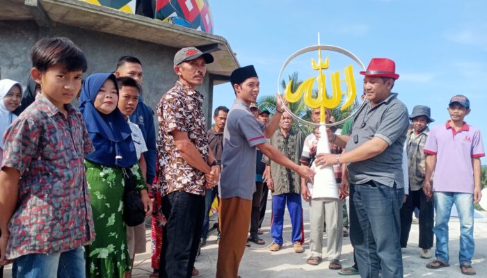 TASIKMALAYA: Pengusaha Muda, Dadan Tri Yudianto Berikan Bantuan Kubah Masjid Al-Ishlah Salopa