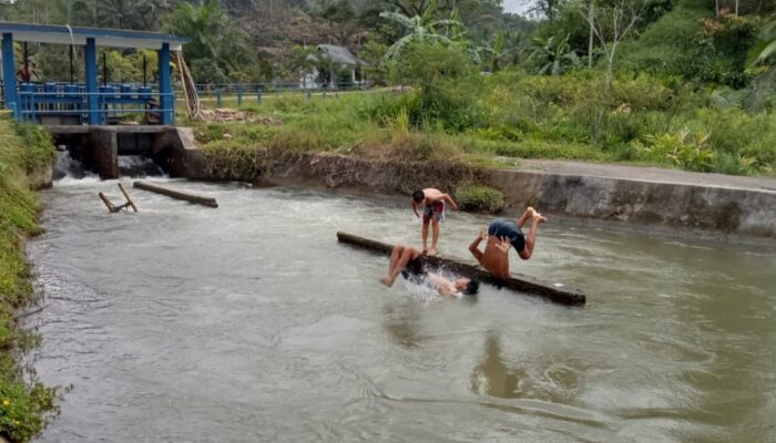 Anak-anak Cilimbung, Bermain Air Sambil Ngabuburit