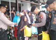 Sambil Patroli Kamtibmas, Satuan Sabhara Polres Tasik Santuni Lansia