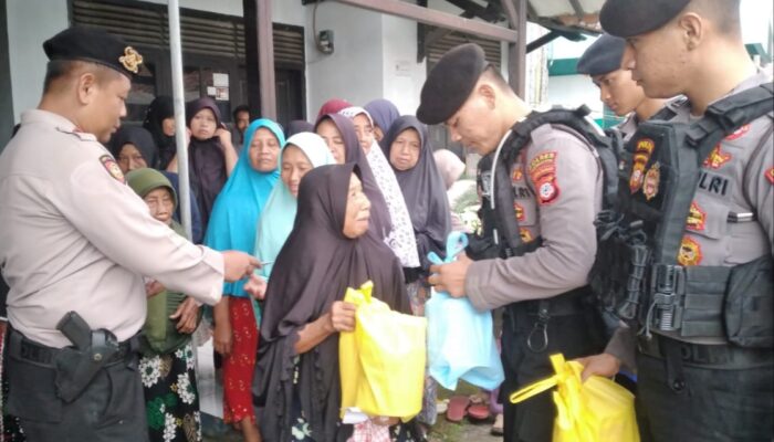 Sambil Patroli Kamtibmas, Satuan Sabhara Polres Tasik Santuni Lansia
