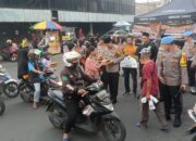 Polisi Bagikan Ratusan Takjil di Gunsab