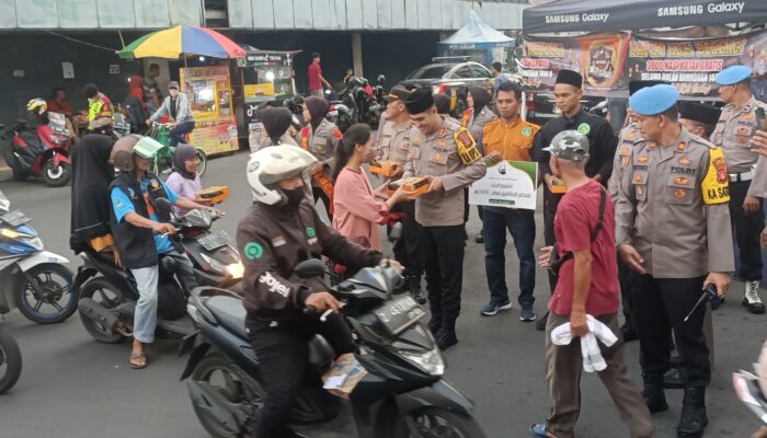 Polisi Bagikan Ratusan Takjil di Gunsab