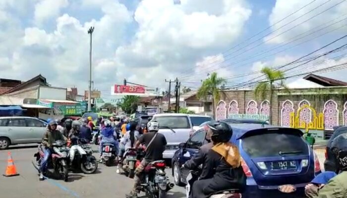 Tiga Titik Sekitar Singaparna; Padat Merayap