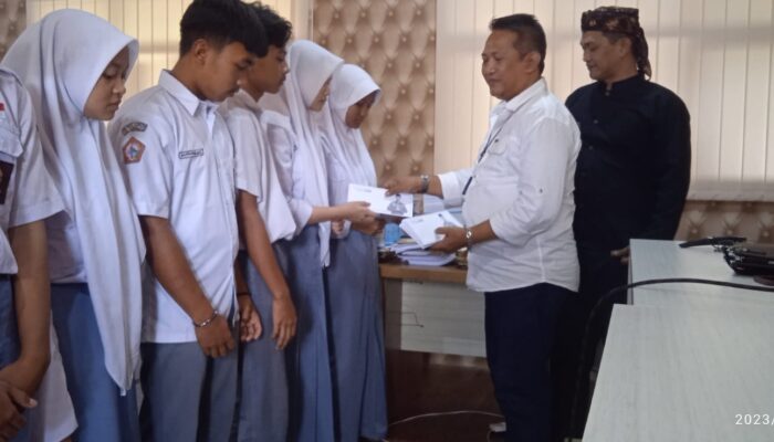 TASIKMALAYA: Dadan Tri Yudianto Berikan Santunan Pendidikan kepada Yatim dan Siswa Berprestasi